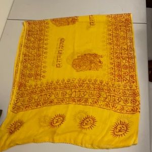 Shawl in a cute yellow